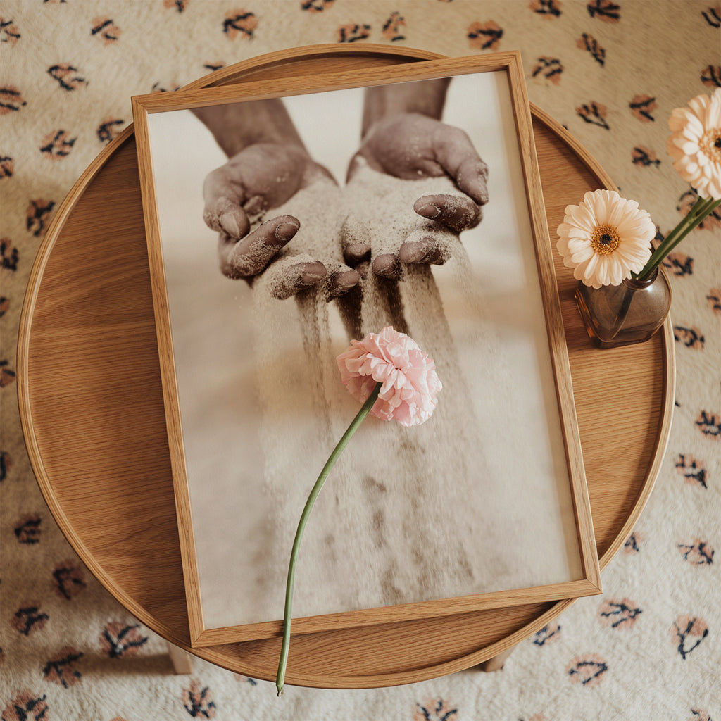 Falling sand - Framed poster in an interior