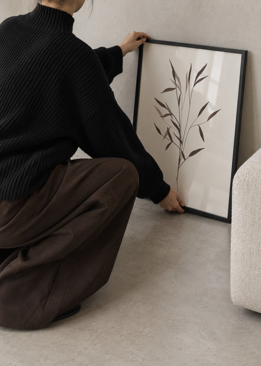 Black leaf - Framed poster in an interior