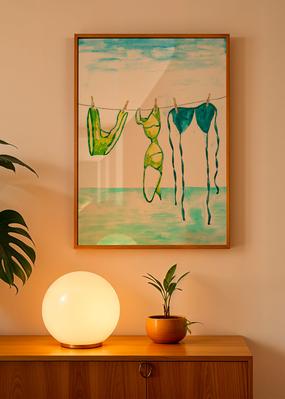 Illustration de maillots accrochés au bord de la mer