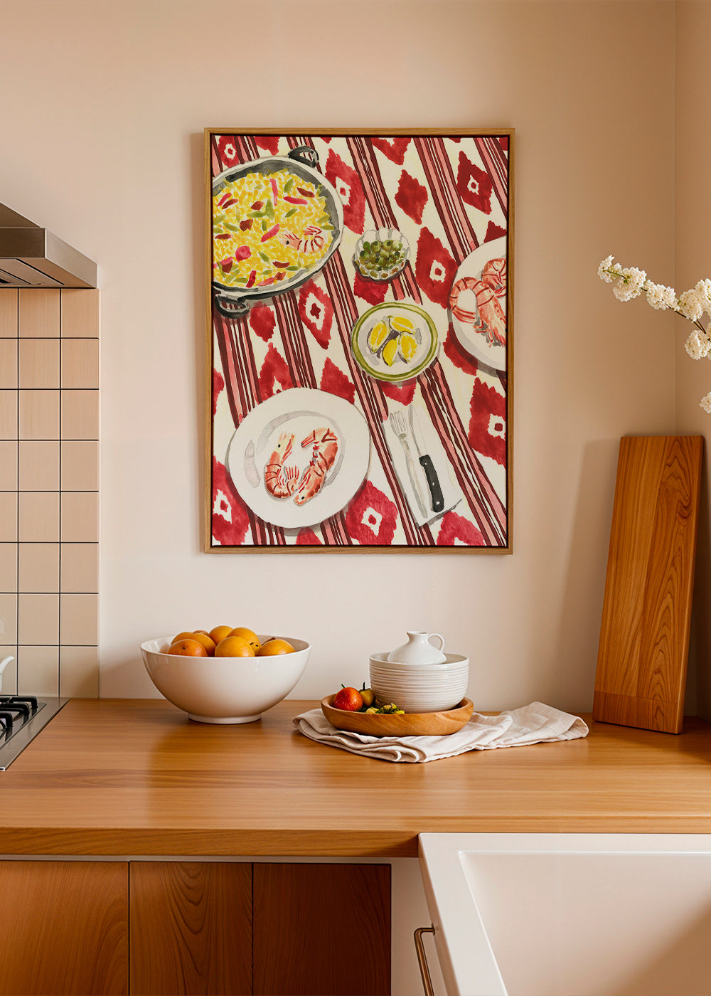 Art de cuisine: paella et crevettes sur nappe imprimée
