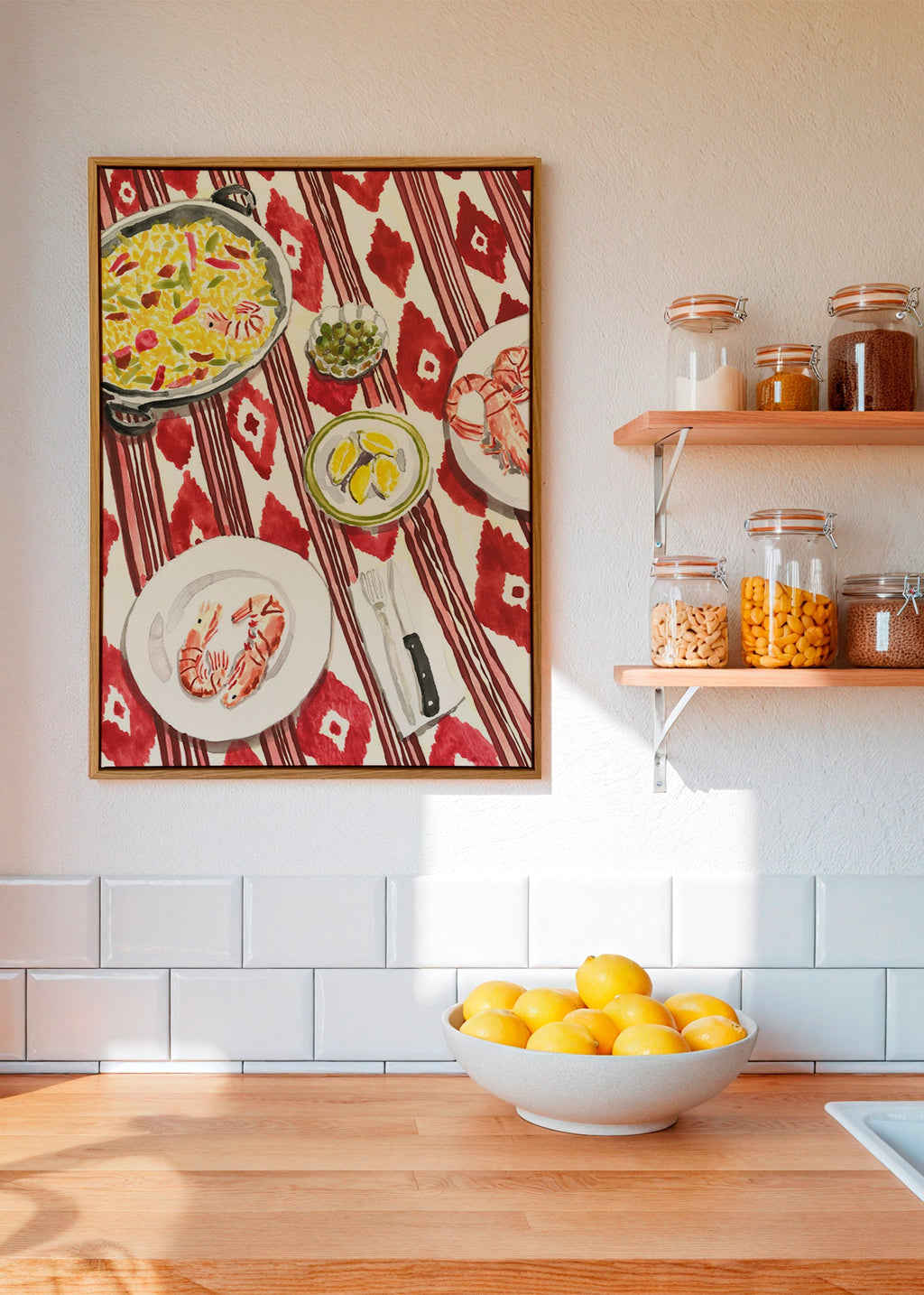 Art de cuisine: paella et crevettes sur nappe imprimée