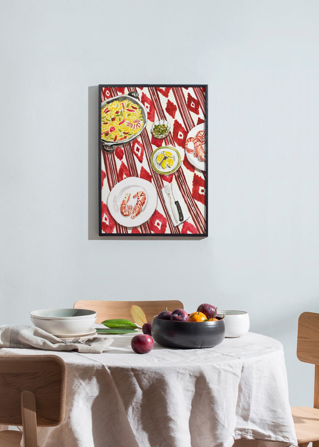 Art de cuisine: paella et crevettes sur nappe imprimée