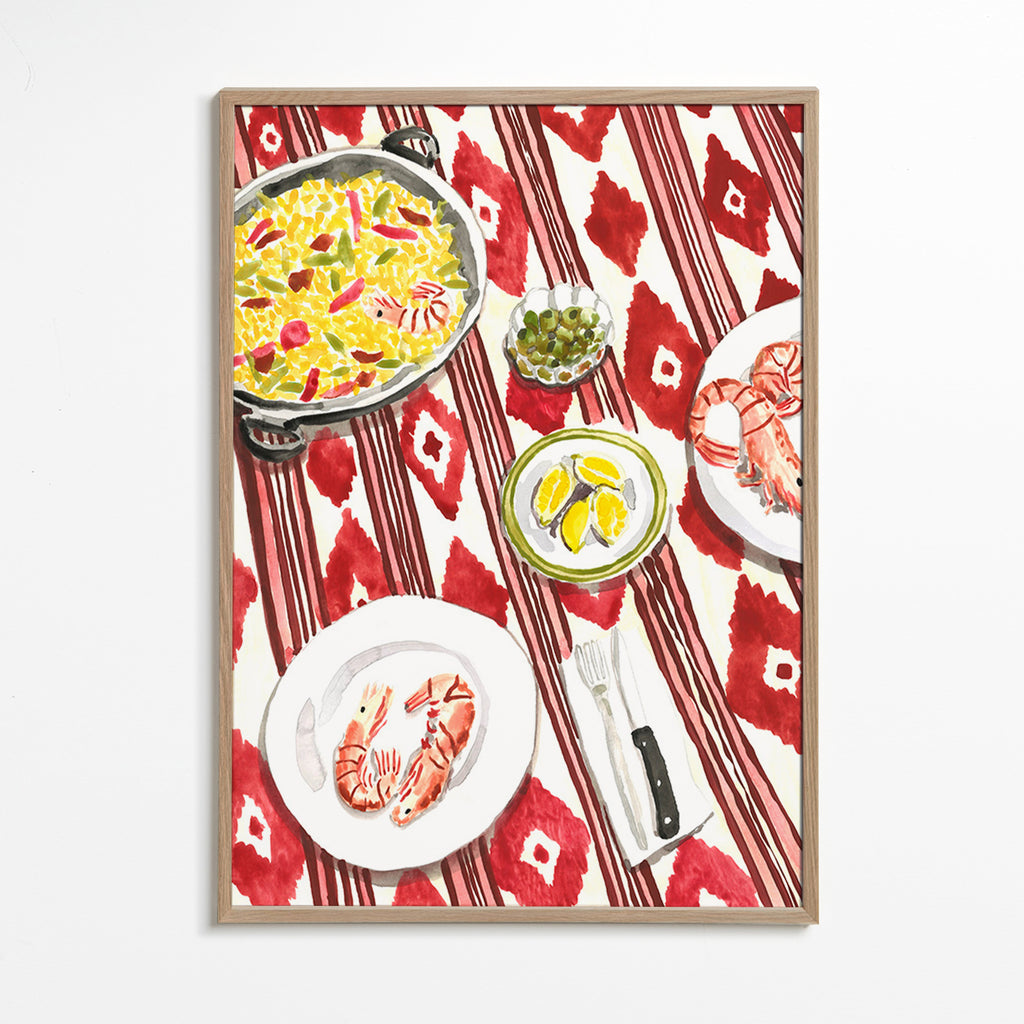 Art de cuisine: paella et crevettes sur nappe imprimée