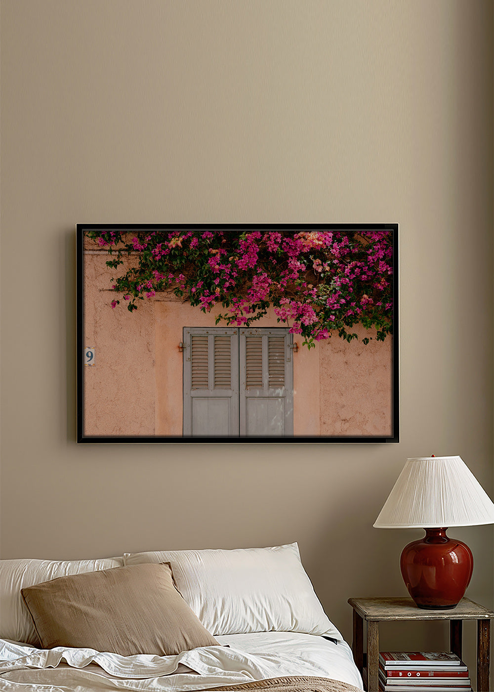 Impression botanique: bougainvillier sur porte ancienne – Canvas1