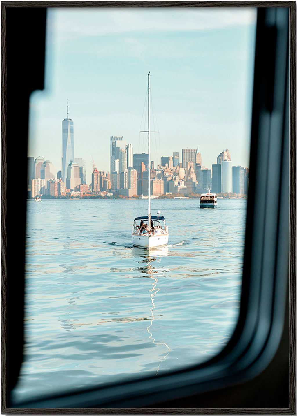 Tableau de voyage: voilier devant la silhouette urbaine – Black Frame