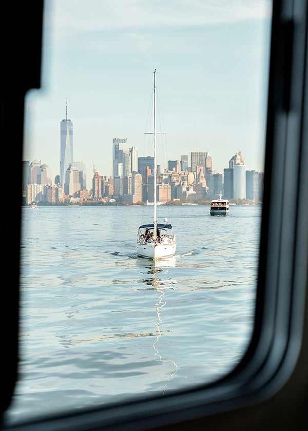 Tableau de voyage: voilier devant la silhouette urbaine