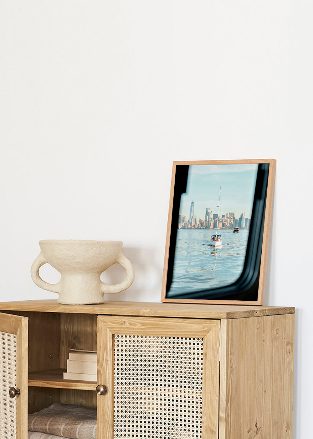 Tableau de voyage: voilier devant la silhouette urbaine – Product1