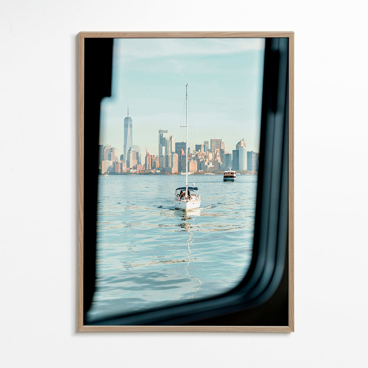 Tableau de voyage: voilier devant la silhouette urbaine – Oak Frame