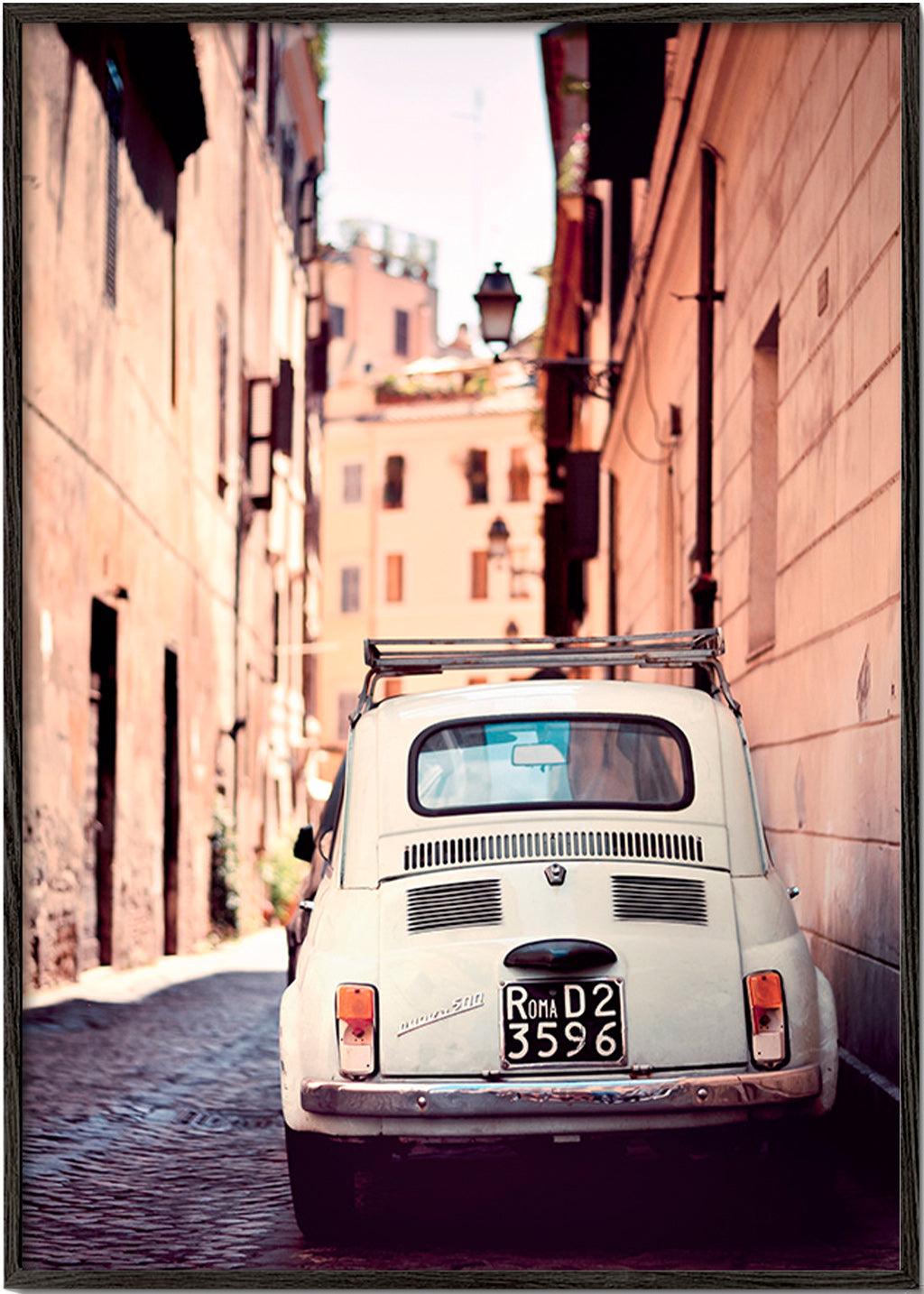 Art de cuisine urbana: voiture ancienne dans une rue romaine – Black Frame