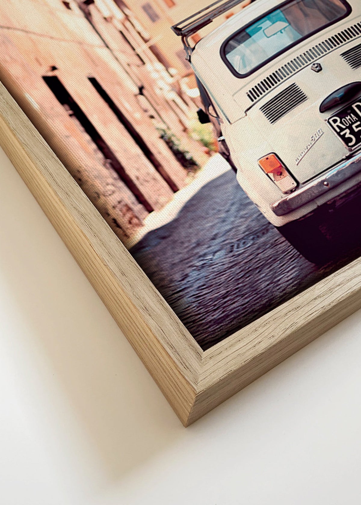 Art de cuisine urbana: voiture ancienne dans une rue romaine – Canvas detail