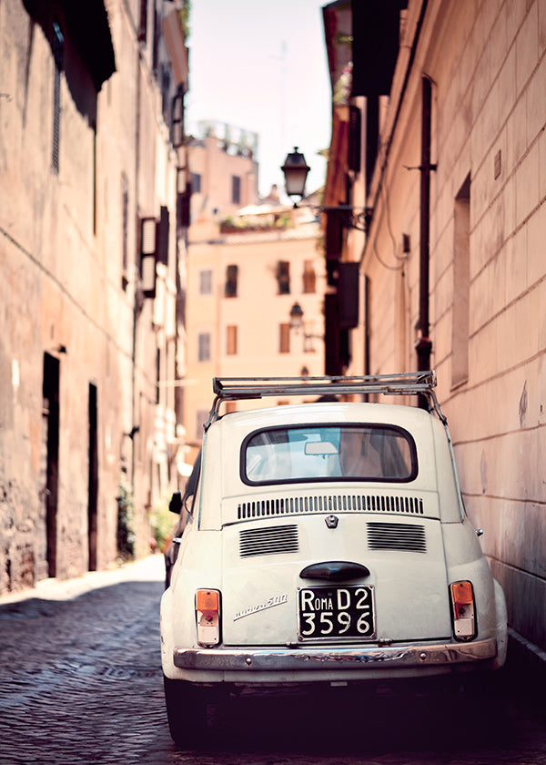 Art de cuisine urbana: voiture ancienne dans une rue romaine