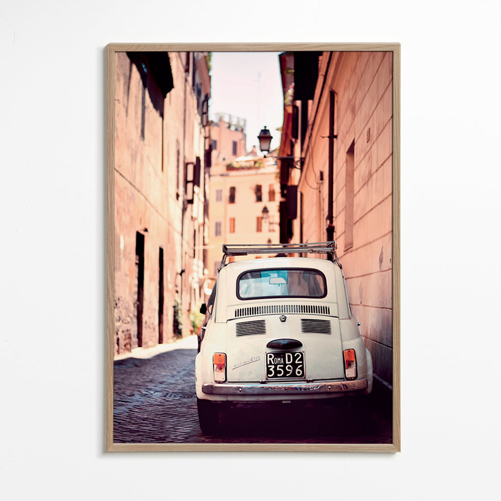 Art de cuisine urbana: voiture ancienne dans une rue romaine – Oak Frame