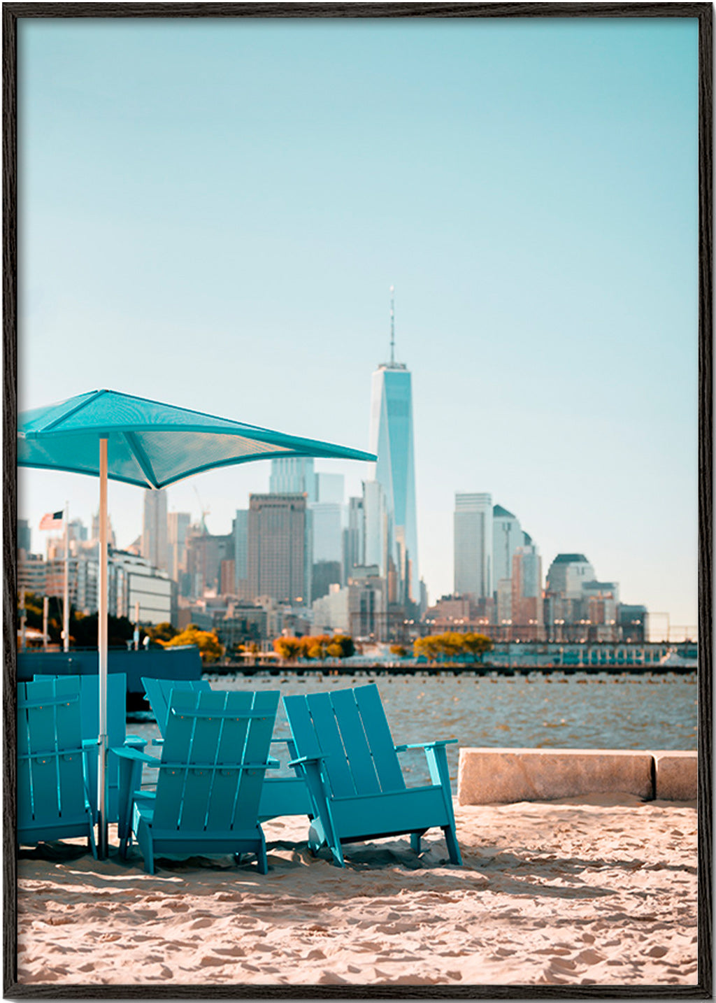 Tableau de voyage avec fauteuils turquoises et skyline urbaine – Black Frame