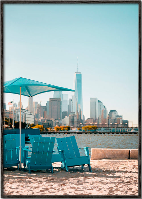Tableau de voyage avec fauteuils turquoises et skyline urbaine – Black Frame
