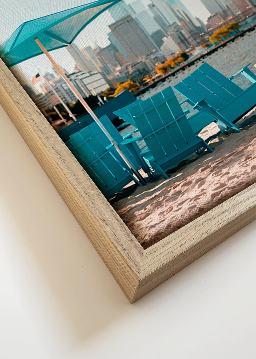 Tableau de voyage avec fauteuils turquoises et skyline urbaine – Canvas detail
