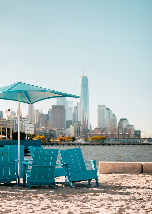 Tableau de voyage avec fauteuils turquoises et skyline urbaine
