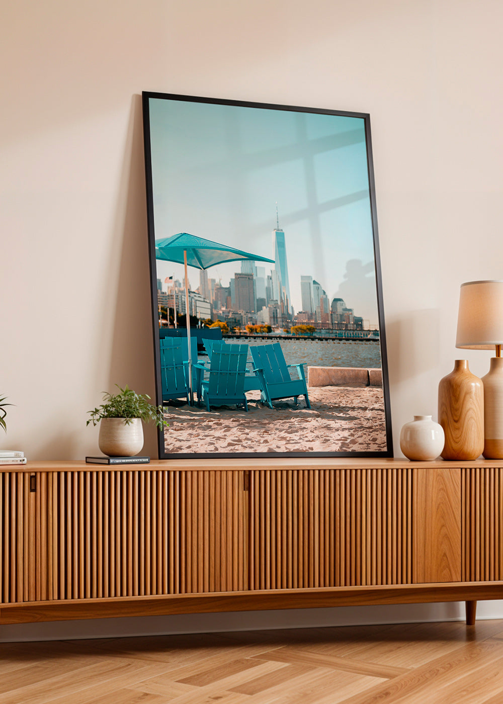 Tableau de voyage avec fauteuils turquoises et skyline urbaine – Product1