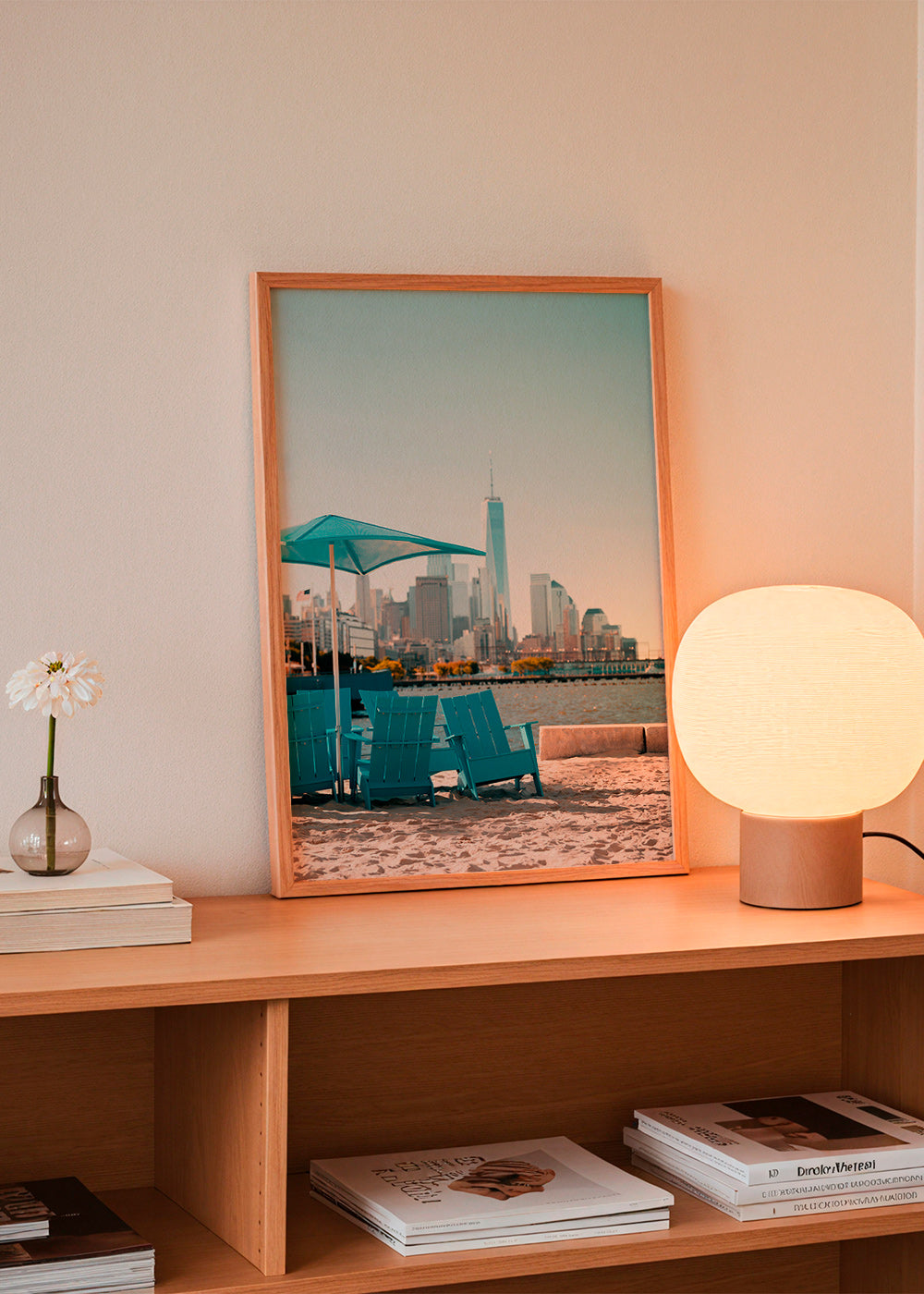 Tableau de voyage avec fauteuils turquoises et skyline urbaine – Product2