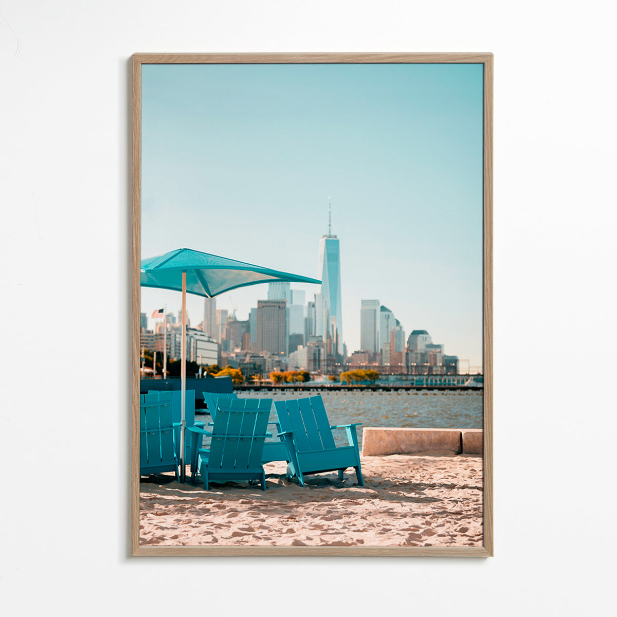 Tableau de voyage avec fauteuils turquoises et skyline urbaine – Oak Frame