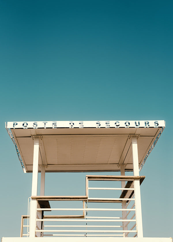 Photographie poste de secours et ciel