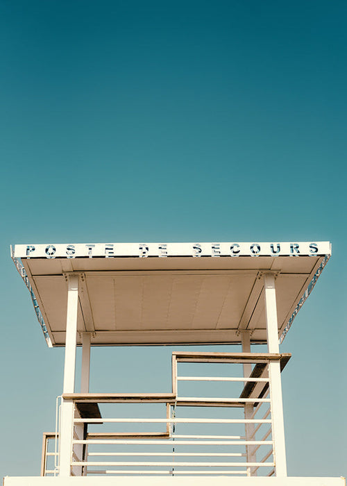 Photographie poste de secours et ciel