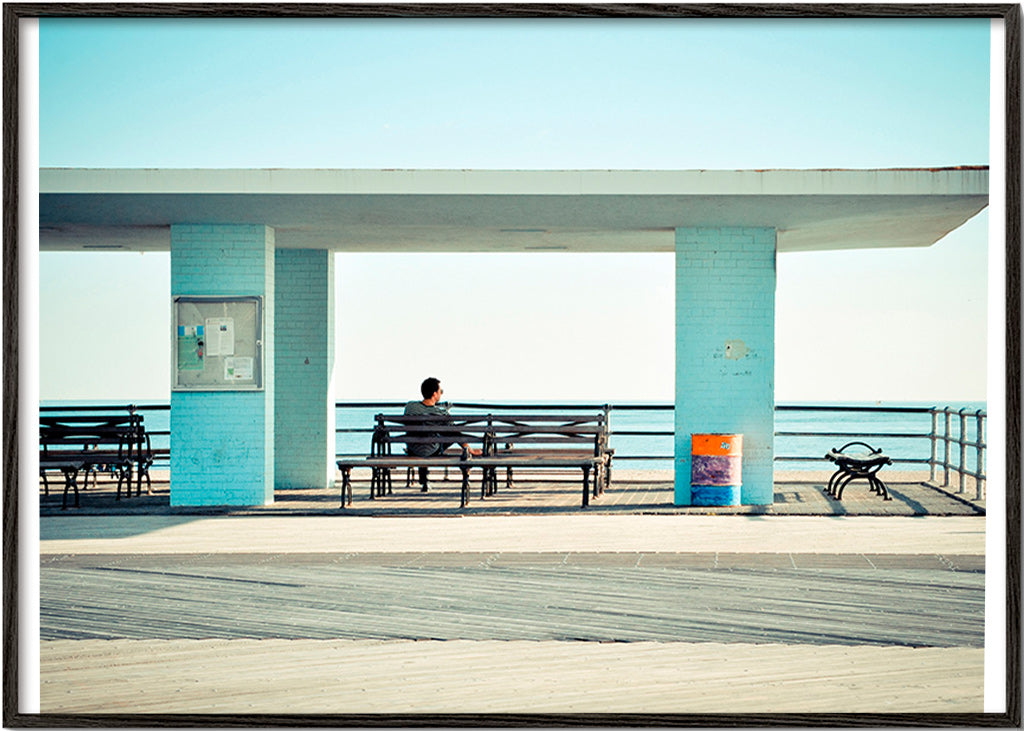 Photographie de quai avec banc solitaire – Black Frame