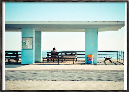 Photographie de quai avec banc solitaire – Black Frame