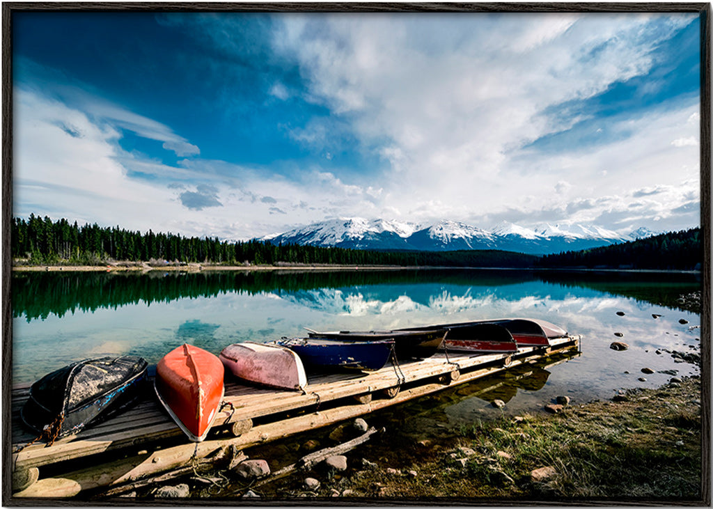 Tableau de paysage avec canoës en pontón – Black Frame