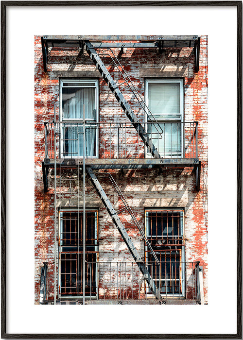 Photographie urbaine: façade avec échelle de secours – Black Frame