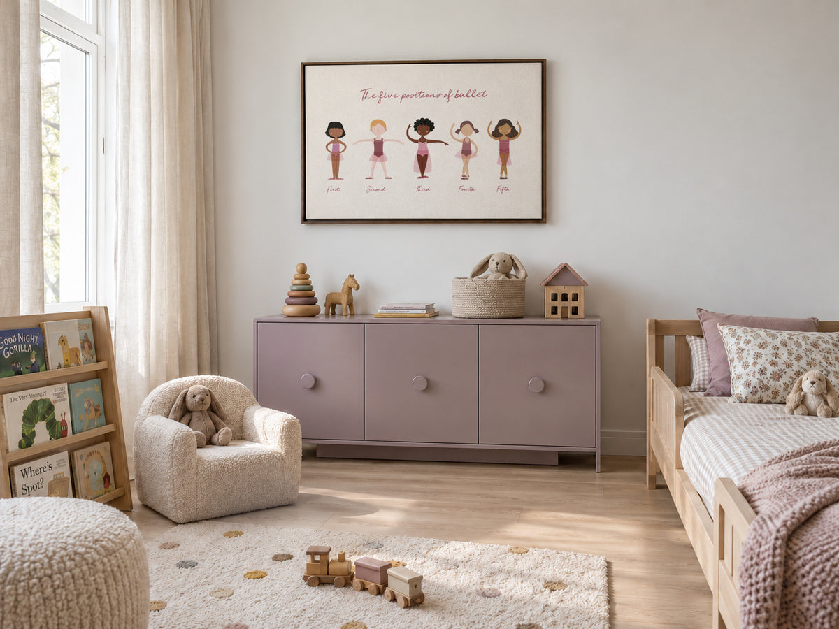 Las 5 posiciones de ballet (lila) - Framed canvas in an interior