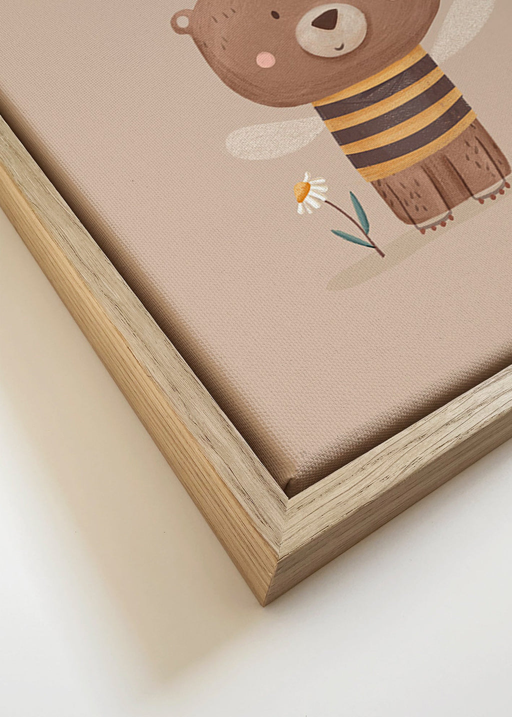 Affiche enfant ours en tenue d'abeille royale