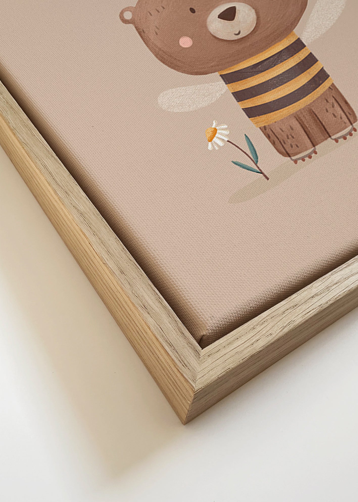Affiche enfant ours en tenue d'abeille royale