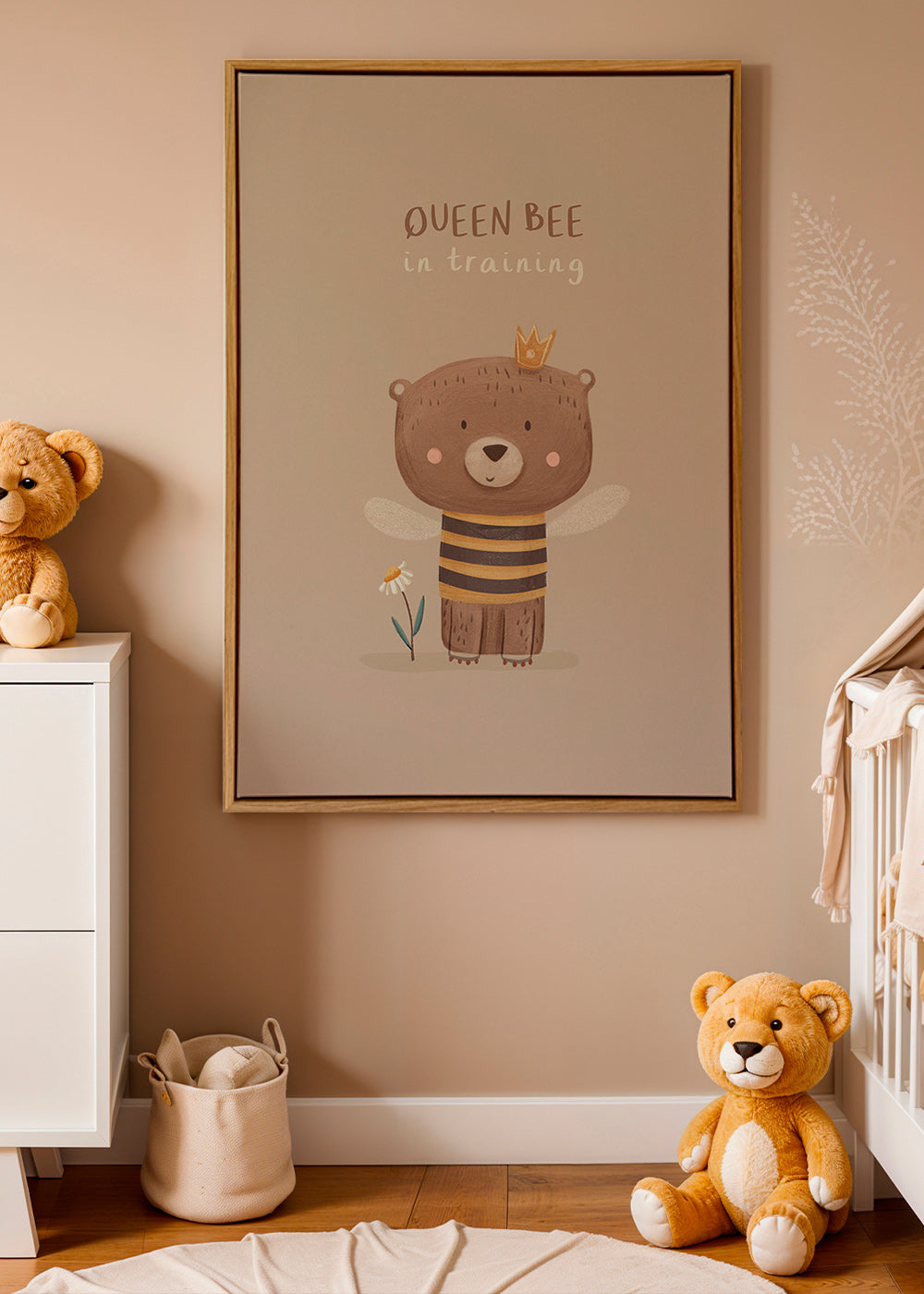 Affiche enfant ours en tenue d'abeille royale