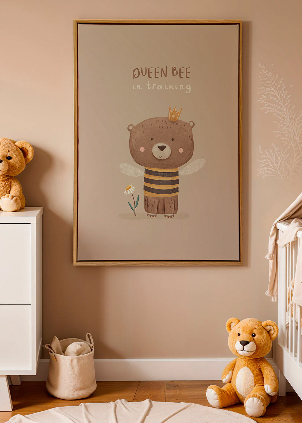 Affiche enfant ours en tenue d'abeille royale