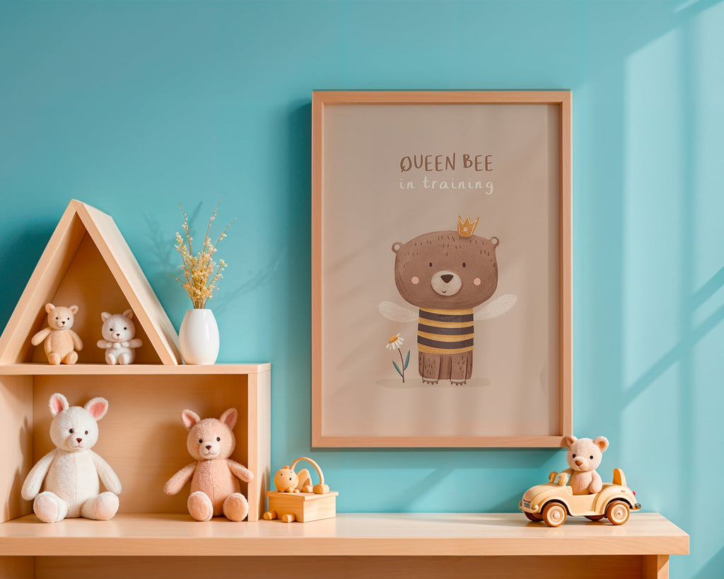 Affiche enfant ours en tenue d'abeille royale