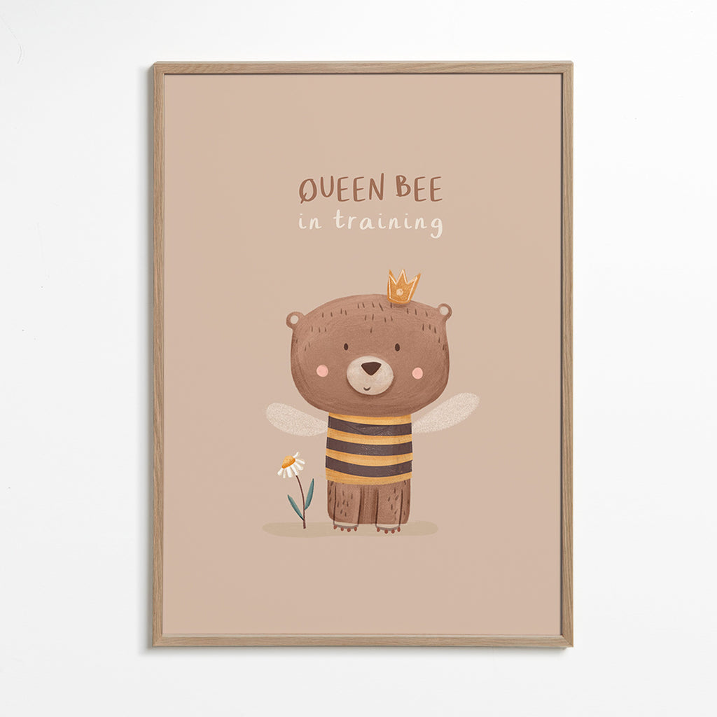 Affiche enfant ours en tenue d'abeille royale