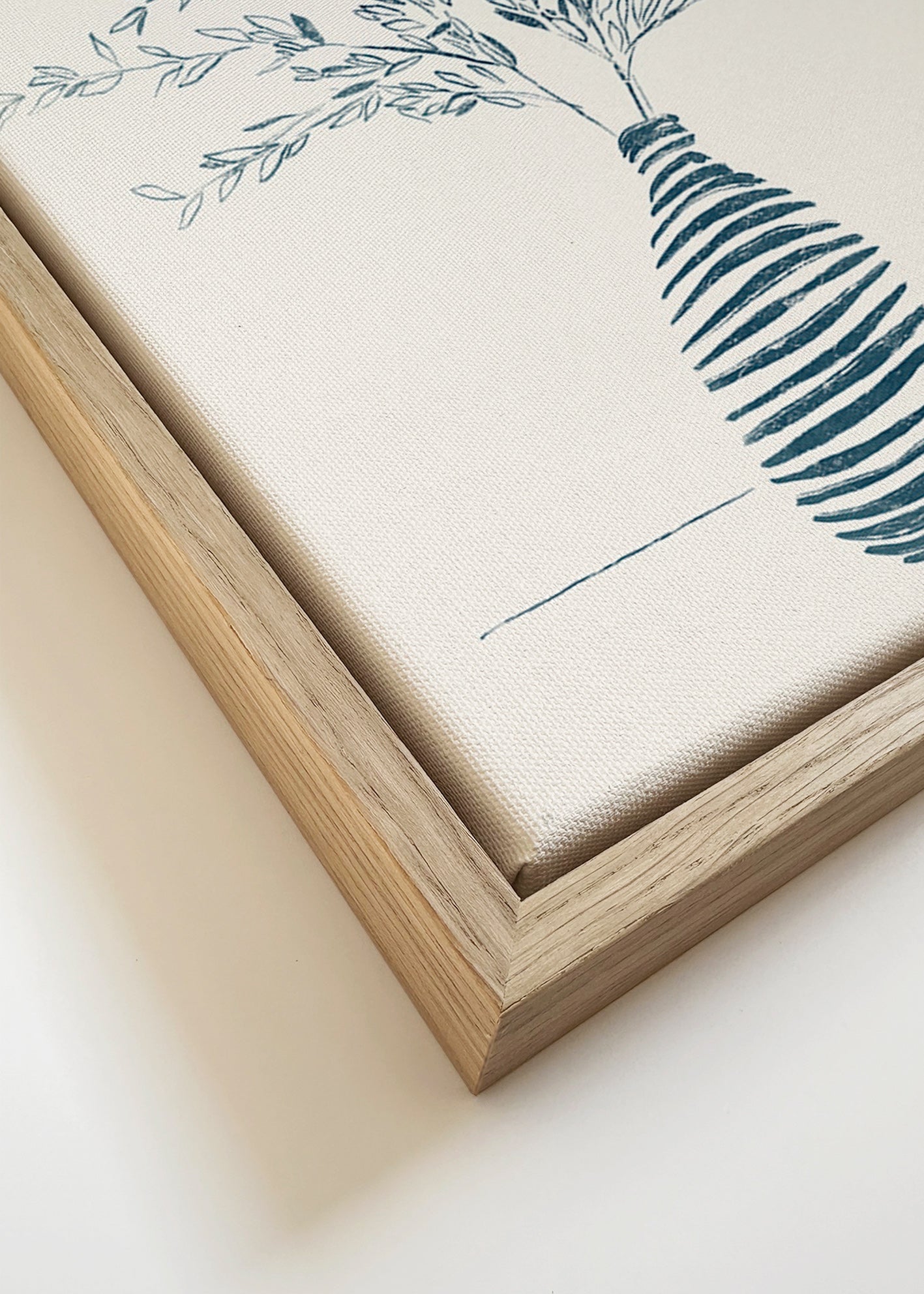 Lámina botánica en jarrón azul – Canvas detail