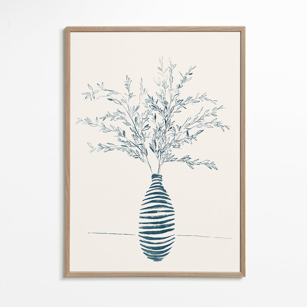 Lámina botánica en jarrón azul – Oak Frame