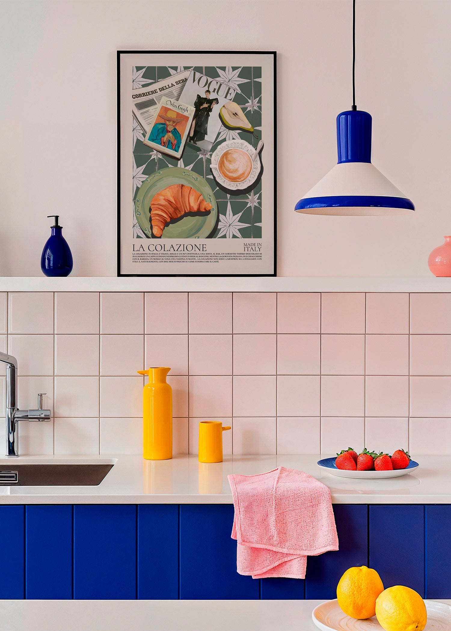 Art de cuisine avec croissant et magazine