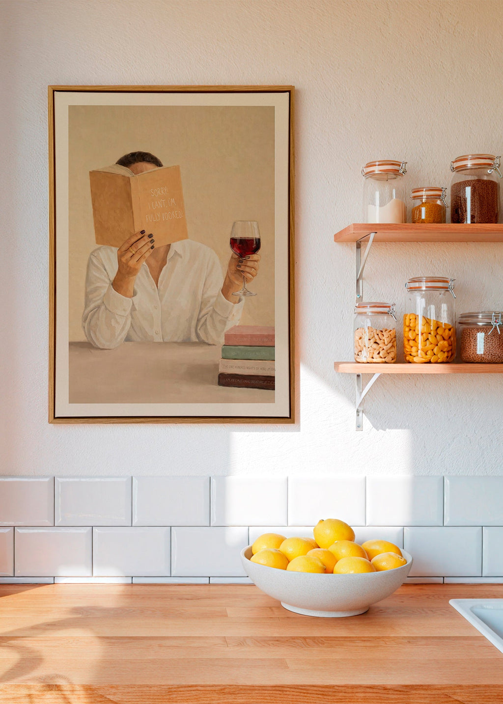 Art de cuisine: femme lisant avec un verre de vin