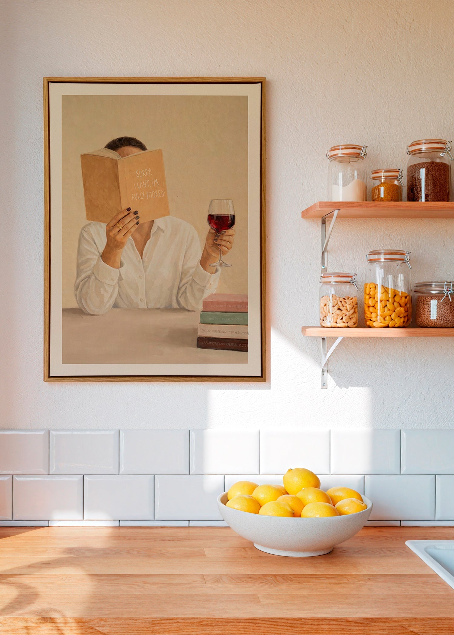 Art de cuisine: femme lisant avec un verre de vin
