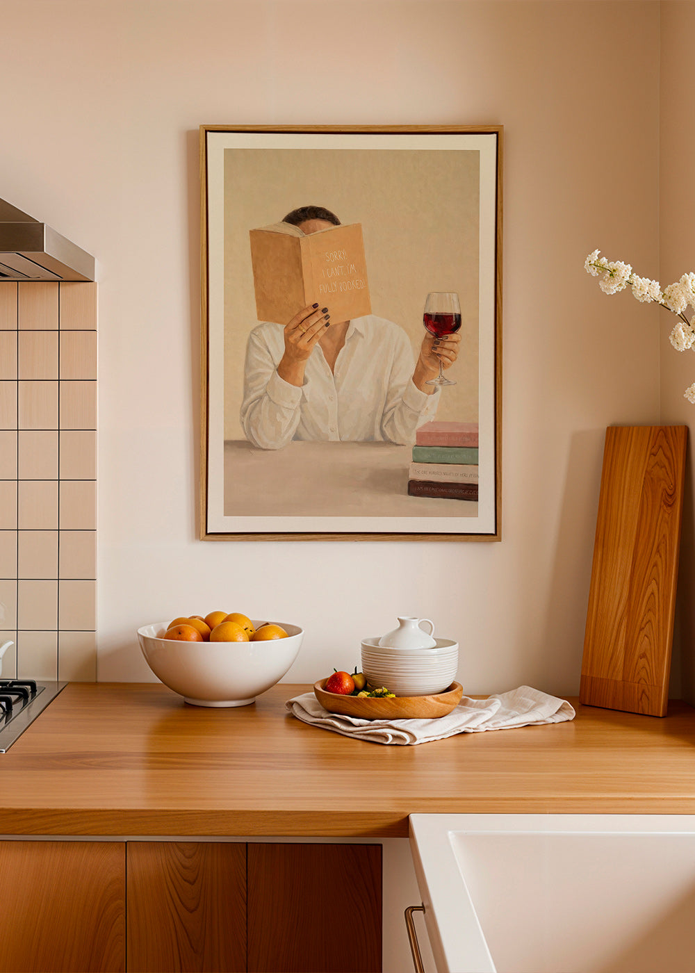 Art de cuisine: femme lisant avec un verre de vin
