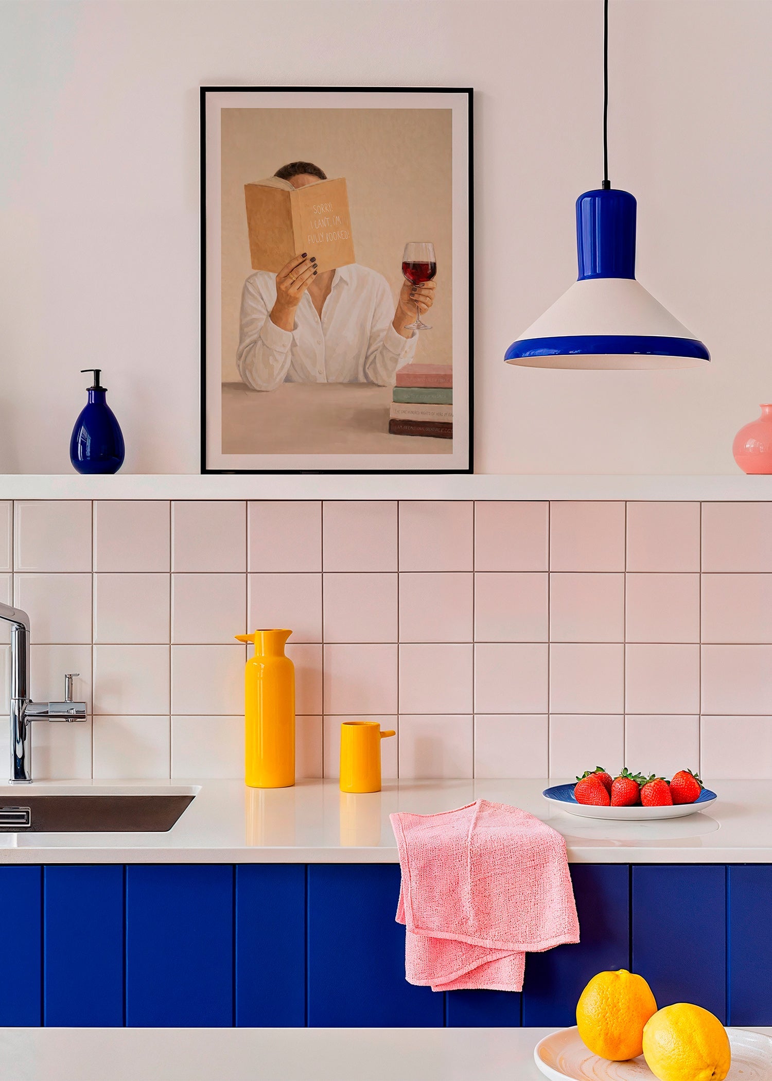 Art de cuisine: femme lisant avec un verre de vin