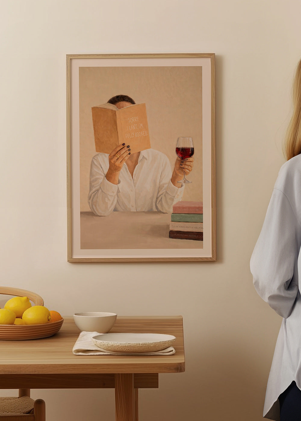 Art de cuisine: femme lisant avec un verre de vin