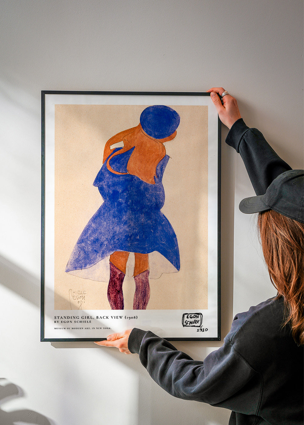 Illustration: femme de dos en bleu