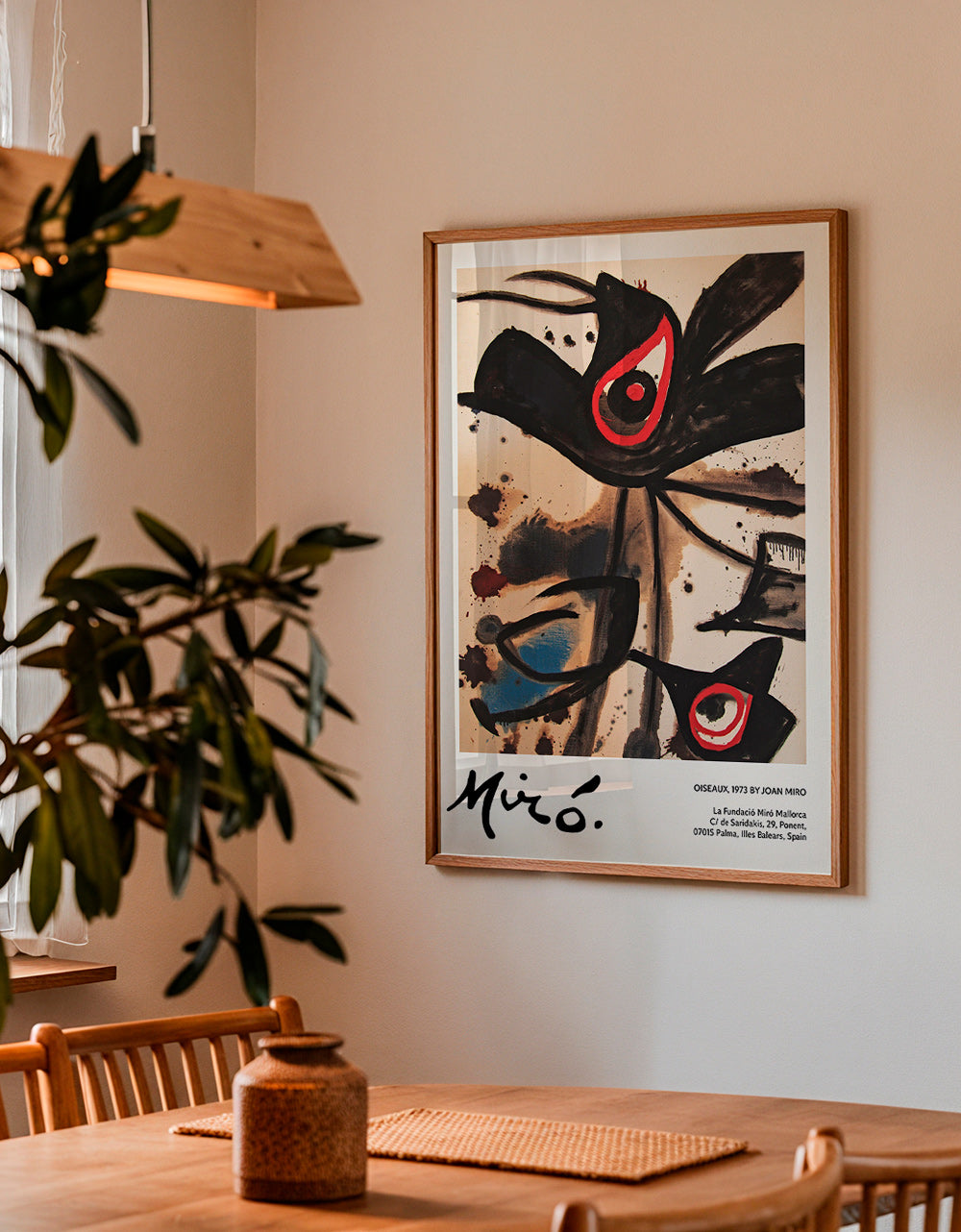 Œuvre abstraite aux oiseaux noirs