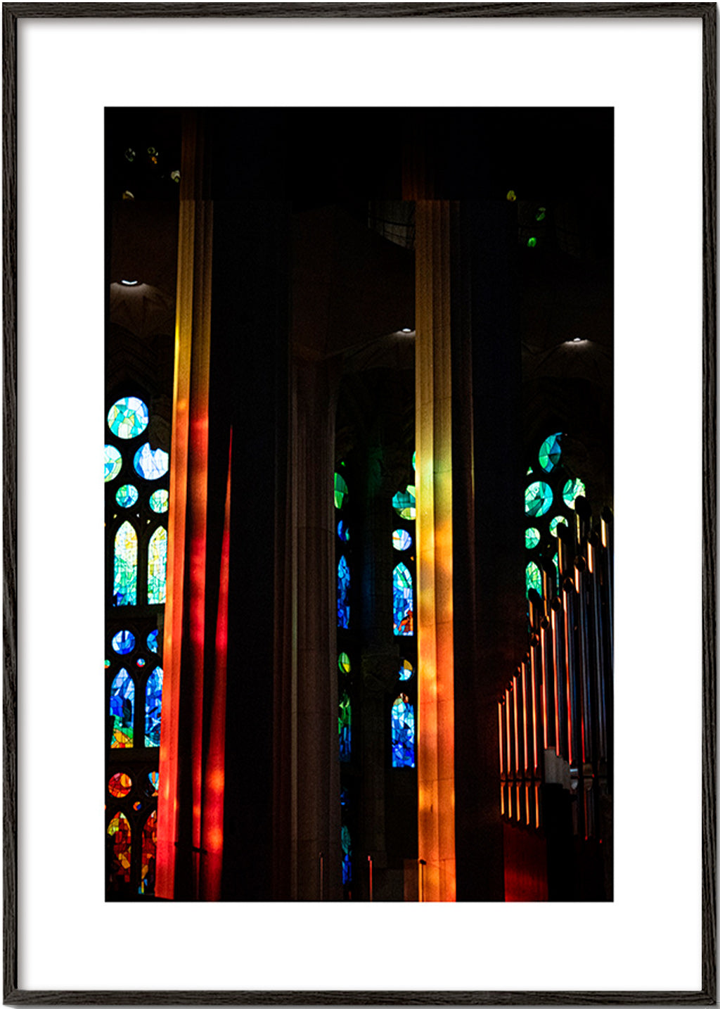 Photographie de cathédrale aux vitraux lumineux