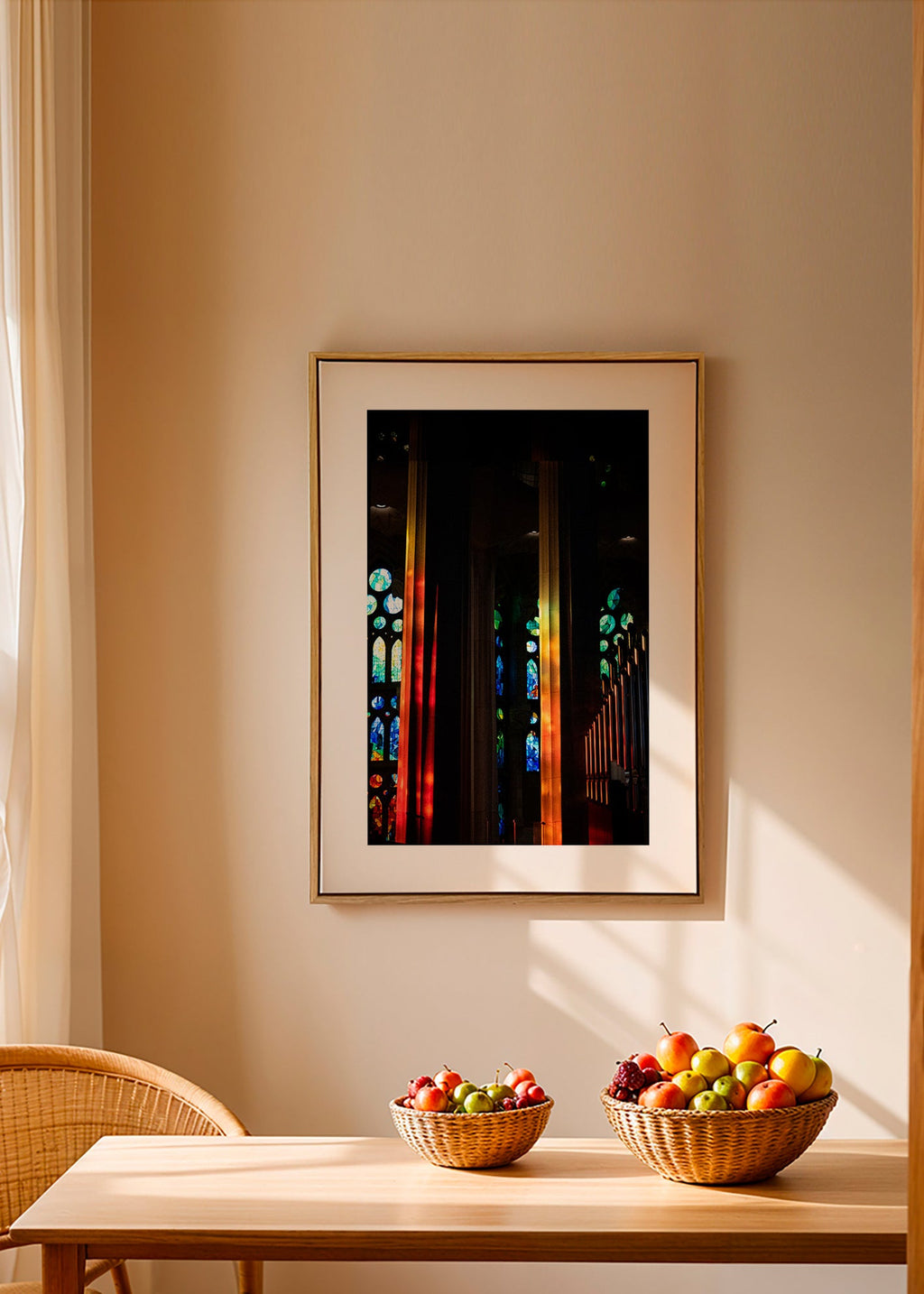 Photographie de cathédrale aux vitraux lumineux