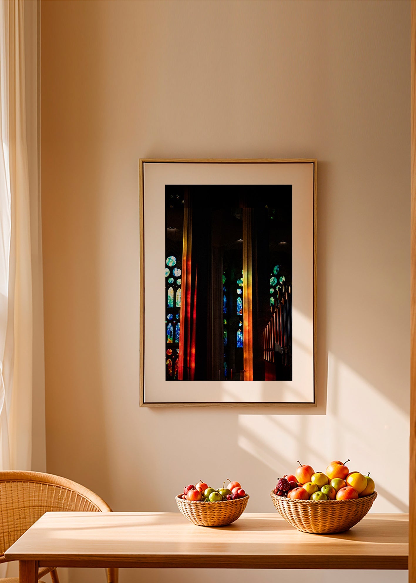 Photographie de cathédrale aux vitraux lumineux