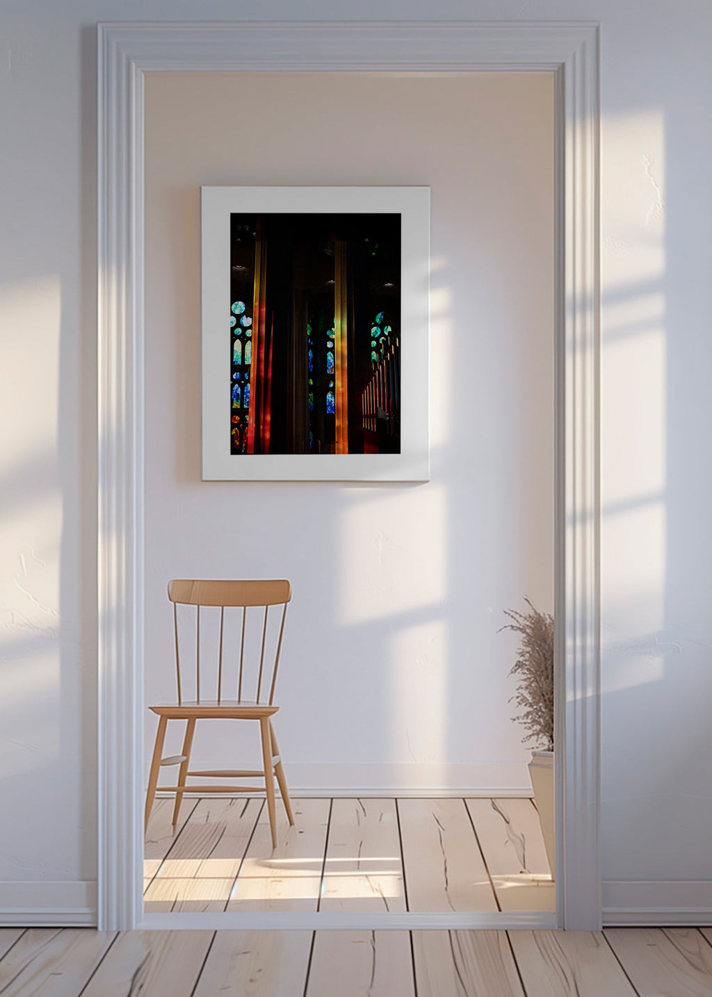 Photographie de cathédrale aux vitraux lumineux